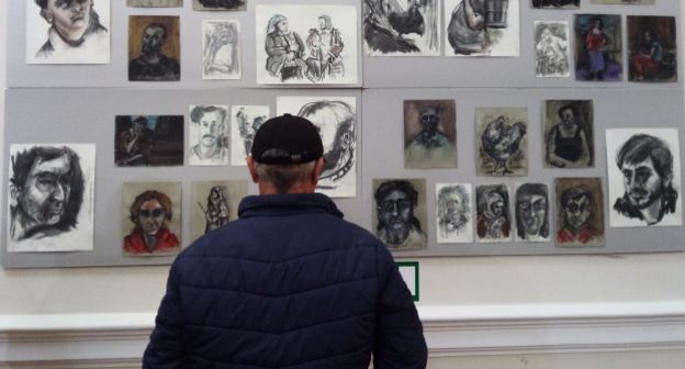 Посетитель выставки в Буйнакске. Фото Расула Магомедова для «Кавказского узла»