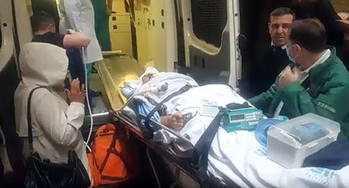 Огтая Гюльалыева, который находится в критическом состоянии после ДТП, заносят в машину скорой помощи. Стоп-кадр видео YouTube канала "Turan Agentliyi" https://www.youtube.com/watch?v=cBrdMD4gSkk