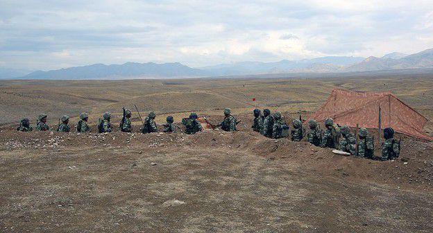 Азербайджанские солдаты на боевых позициях. ФОто с сайта Минобороны Азербайджана, https://mod.gov.az/ru/news/v-otdelnoj-obshevojskovoj-armii-provedeny-sbory-video-28935.html