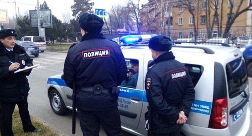 Задержание активиста в Краснодаре у памятника Дзержинскому. Фото Виталия Вотановского для "Кавказского узла"