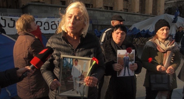 Участницы акции у здания парламента в Тбилиси. Фото Беслана Кмузова для "Кавказского узла"