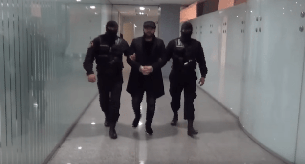 Скриншот видео конвоирования Нарека Саргсяна в ереванском аэропорту, https://www.youtube.com/watch?time_continue=16&v=1MUWqxKFicE&feature=emb_title