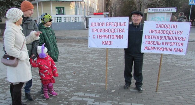 Пикетчик Виктор Капустин и жители Лермонтова. Фото Вячеслава Ященко для "Кавказского узла".