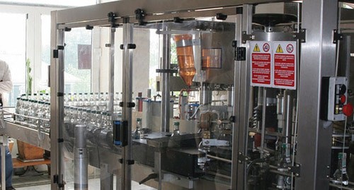 Конвейер по розливу водки. Фото: Robert Lawton https://ru.wikipedia.org/