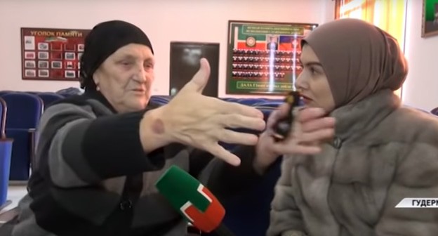 Жительница Гудермеса Ровзан Юсупова извиняется в эфире республиканского телевидения. Стоп-кадр видео ЧГТРК Грозный
 https://newsvideo.su/video/11982750