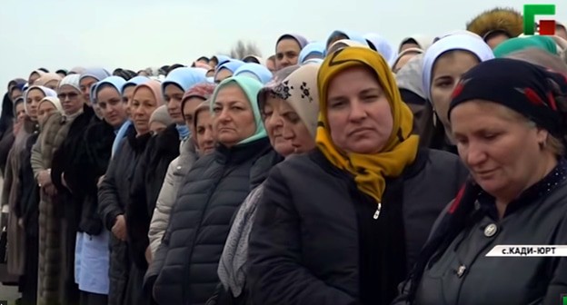 Участники церемонии открытия построенных в Кади-Юрте домов 24 декабря 2019 года. Стоп-кадр видео ЧГТРК "Грозный" https://www.youtube.com/watch?v=PjDss8DtPFk&feature=emb_logo