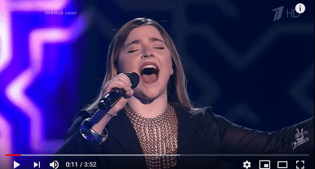 Скриншот видео с выступлением Рагды Ханиевой на канале "Голос / The Voice Russia" в Youtube.
