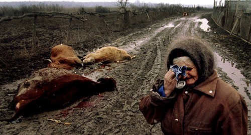 Пожилая женщина плачет из-за убитых коров. Пригород Грозного, 1994 г. Фото: REUTERS/Peter Andrews