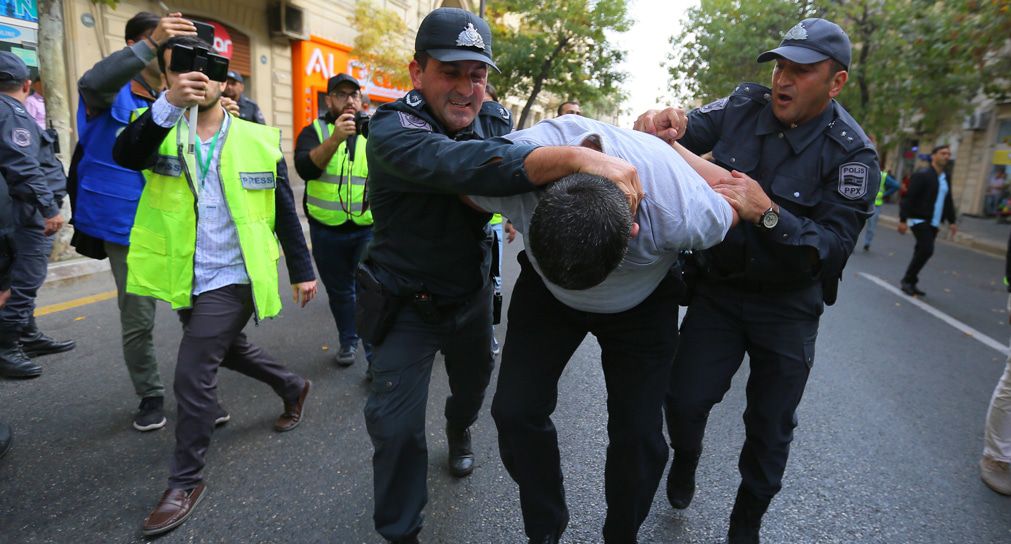 Силовики уносят сторонника оппозиции в Баку. Фото Азиза Каримова для "Кавказского узла"