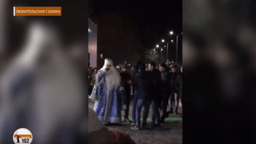 Скриншот видео драки на новогоднем представлении в Волжском, https://youtu.be/QX2ht2TIe1A