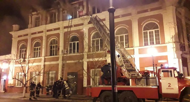 Пожар в доме на ул.Советской в Астрахани. 2 января 2020 года. Фото: пресс-служба ГУ МЧС по Астраханской области https://30.mchs.gov.ru/deyatelnost/press-centr/operativnaya-informaciya/4048250