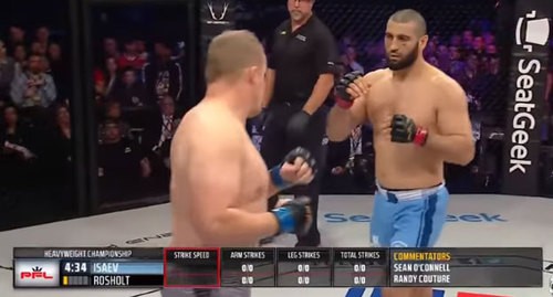 Поединок Али Исаева (справа) с Джаредом Рошольтом. Кадр видео с YouTube-канала "Боец ММА" https://www.youtube.com/watch?v=1tk8hYv0ye0