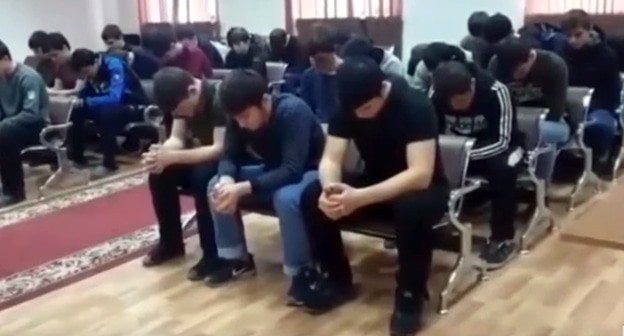 Скриншот видео "Чеченцев задержали за клич "Бачи-Юрт сила"!", https://youtu.be/B952752Vyhg