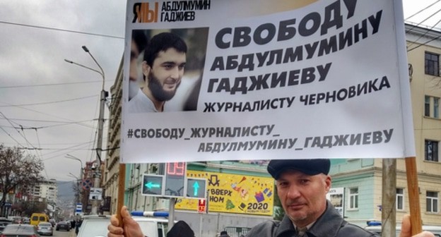 Житель Махачкалы проводит одиночный пикет в поддержку Абдулмумина Гаджиева. Махачкала, 6 января 2020 года. Фото Ильяса Капиева для "Кавказского узла".
