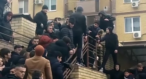 "Давка" после разбрасывания блогером денег. стоп-кадр видео newsHShD https://www.youtube.com/watch?v=PjsYpVwYKok&feature=emb_logo
