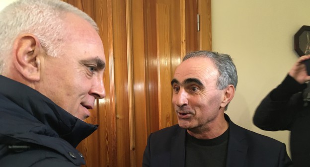 Алхас Квициния (слева) вручает главе ЦИК Тамазу Гогии (справа) постановление суда об отмене итогов президентских выборов. 11 января 2020 года. Фото Анны Грицевич для "Кавказского узла"