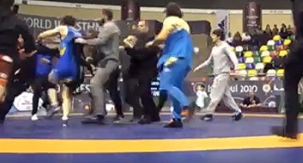 Массовая драка между членами сборных с участием тренеров на международном турнире по борьбе в Стамбуле  видео სპორტმიამბე • Sportmiambe https://www.newsgeorgia.ge/v-stambule-vystuplenie-bortsov-iz-gruzii-i-ukrainy-zavershilos-massovoj-drakoj/