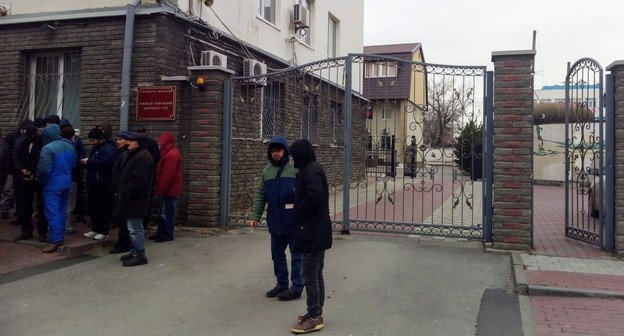 Посетители у Южного окружного военного суда. Фото Константина Волгина для "Кавказского узла"