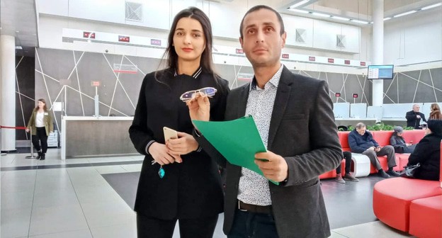 Лаша Чхартишвили с о"очками правосудия". и его адвокат Ия Сиранашвили. Фото Лаши Чхартишвили