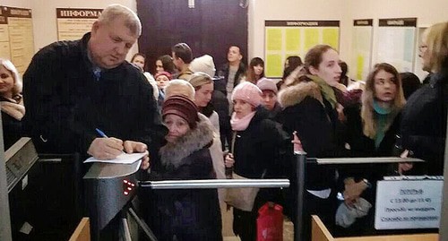 Ростовские Свидетели Иеговы* на входе в Ленинский райсуд города. декабрь 2019 год. Фото Константина Волгина для "Кавказского узла"