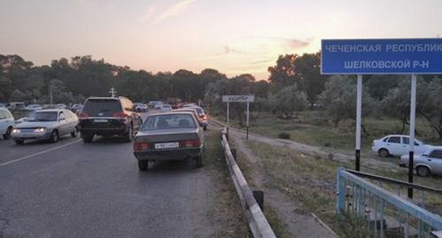 Чеченский дорожный указатель на окраине Кизляра. Фото Ильяса Капиева для "Кавказского узла"