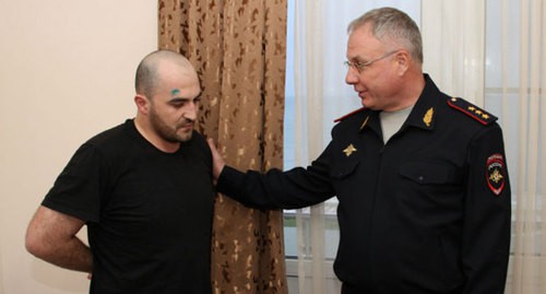 Один из раненных в Магасе полицейских и навестивший его в госпитале начальник ГУ МВД по СКФО Сергей Бачурин. Фото: пресс-служба МВД по Ингушетии https://06.мвд.рф/news/item/19336707