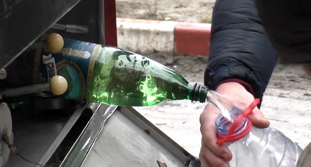 Привозная вода на улице Кизляра.  Кадр видео "Кавказского узла" https://www.youtube.com/watch?v=rDrawkgejhQ&feature=emb_logo