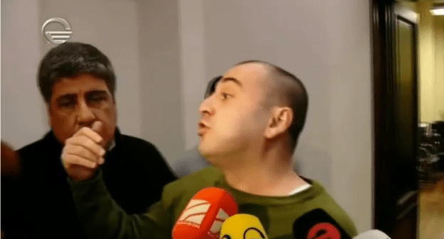 Леван Хабеишвили предъявляет претензии заместителю председателя тбилисского сакребуло Ираклию Заркуа. Скриншот видео, распространенного прокуратурой Грузии. https://youtu.be/uQJOGEA4Y_8