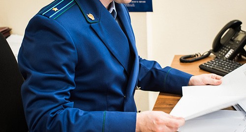 Сотрудник прокуратуры. © Фото Елены Синеок, Юга.ру