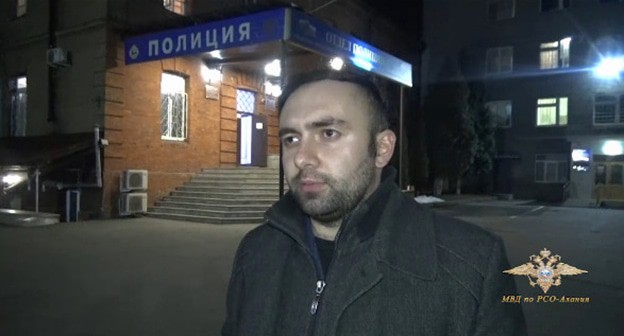 Журналист Дэвид Мамедов. Стоп-кадр видео МВД по Республике Северная Осетия-Алания https://15.xn--b1aew.xn--p1ai/news/item/19476511/