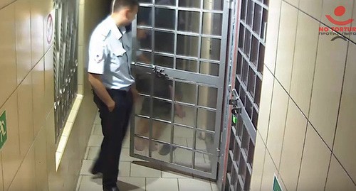 Анатолию Танцыреву внезапно стало плохо в отделе полиции, и он упал, потеряв сознание. Скриншот видео канала YouTube "ProtivPytok" https://www.youtube.com/watch?time_continue=65&v=wOLMY1FCwOo&feature=emb_logo