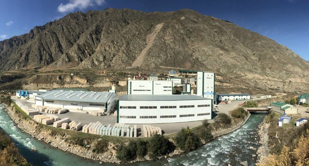 Корпуса предприятия «Каббалкгипс», расположенного на территории Эльбрусского района. Фото пресс-службы Министерства промышленности, энергетики и торговли https://minpromtorg.kbr.ru/?p=8658