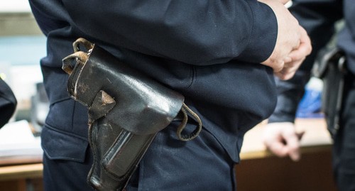 Табельное оружие полицейского. Фото Елены Синеок, Юга.ру
