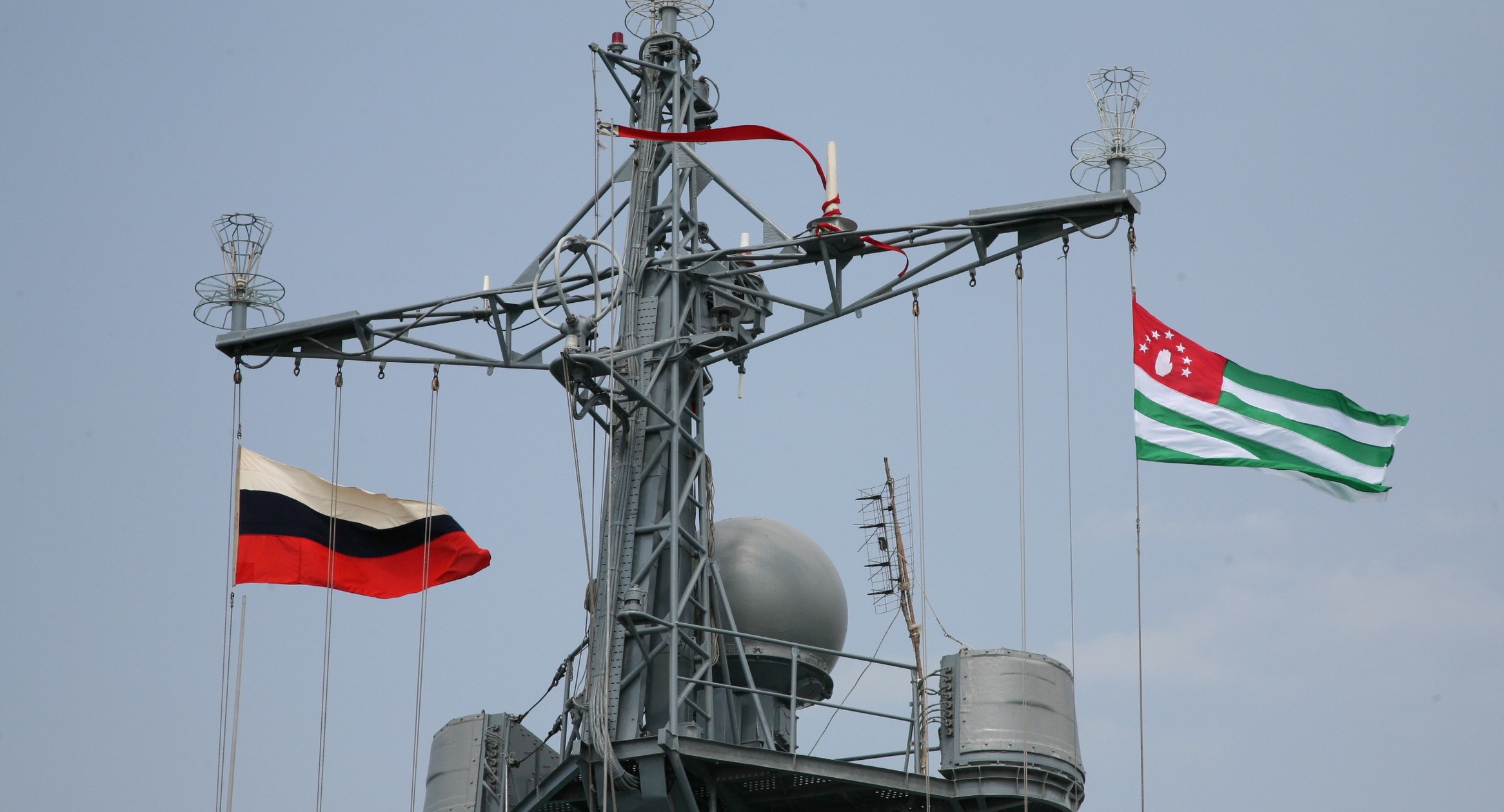 Российский военный корабль на рейде в сухумском порту. 2008 г. Фото: Ибрагим Чкадуа Российский военный корабль на рейде в сухумском порту. 2008 г. Фото: Ибрагим Чкадуа