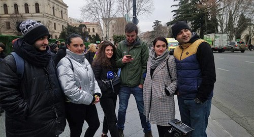 Журналисты Аджарской телекомпании работают на акции протеста против их руководства. Фото Беслана Кмузова для "Кавказского узла"