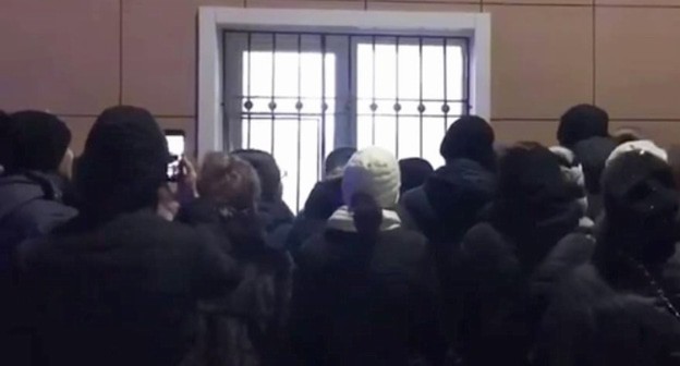 Друзья Марии Карповой и других обвиняемых под окном зала заседаний ожидают решения суда по поводу их ареста. Махачкала, 24 января 2020 года. Скриншот из видео, опубликованного в группе "Свидетели Иеговы* наблюдают мир" в Facebook.