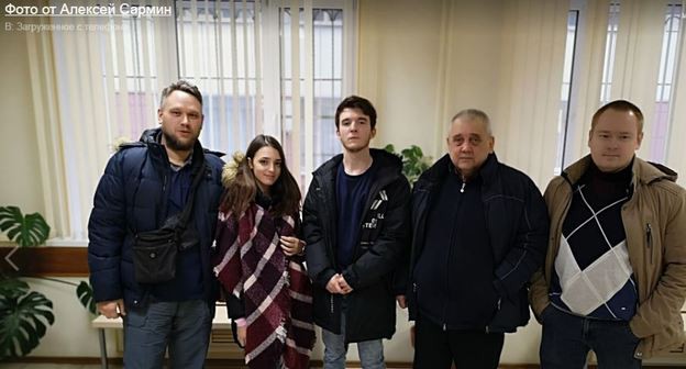 Артем Тербалян, Вера Иноземцева и другие активисты в здании суда. Скришот фотографии на странице Алексея Сармина в Facebook. https://www.facebook.com/photo.php?fbid=3219460428072275&set=a.945083125510028&type=3&theater