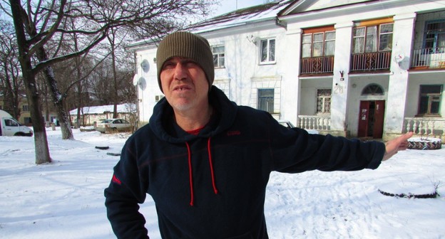 Житель проблемного дома в Лермонтове Михаил Червяков. Фото Вячеслава Ященко для "Кавказского узла"