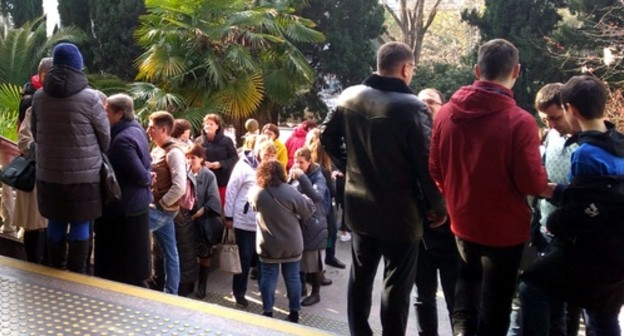 Близкие Кузичкина и Попова ожидают решения по их делу около Центрального районного суда Сочи. 21 февраля 2020 года. Фото Светланы Кравченко для "Кавказского узла"