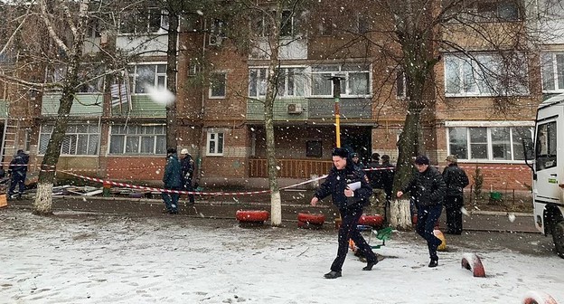 Спасатели у дома в Азове, где 22 февраля 2020 года взорвался газ. Фото пресс-службы МЧС по Ростовской области, https://www.instagram.com/p/B83XanCo_rJ/