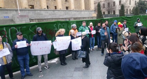 Участники митинга в солидарность журналистам Аджарской общественной телерадиокомпании. Фото Беслана Кмузова для "Кавказского узла"

