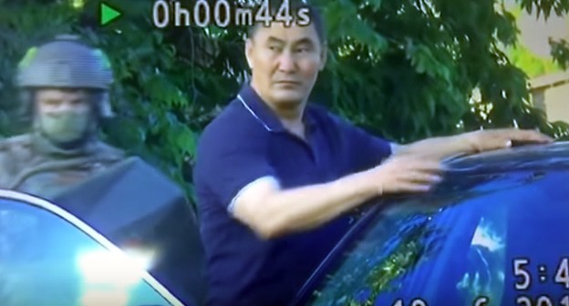 Задержание Михаила Музраева. Кадр видео 
Блокнот Волгоград https://www.youtube.com/watch?v=Mk7HP07GAOs&feature=emb_logo 