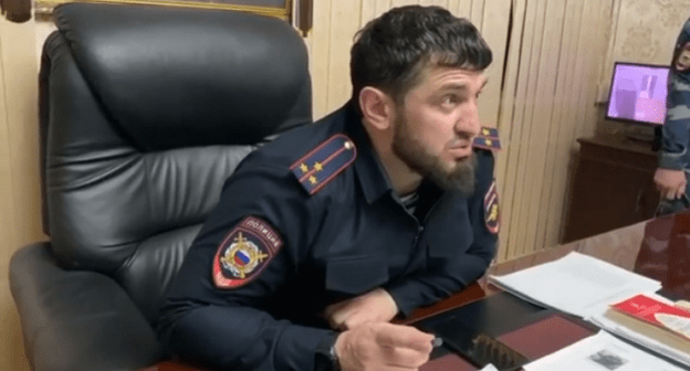 Рустам Агуев отчитывает задержанных. Кадр видео в Instagram za_kra_rustam_aguev
https://www.instagram.com/p/B9Ko3inBajF/