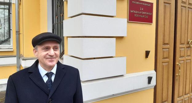 Один из адвокатов Лилии Саидовой Сулейман Ибрагимов у здания Второго Западного военного суда в Москве. Фото Рустама Джалилова для "Кавказского узла".