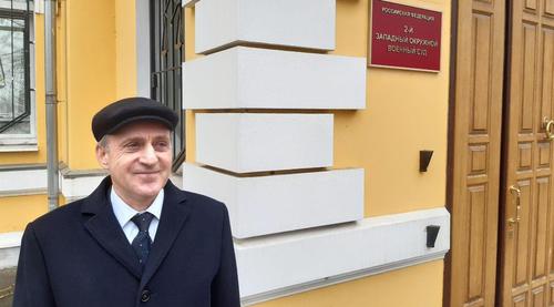 Один из адвокатов Лилии Саидовой Сулейман Ибрагимов у здания Второго Западного военного суда в Москве. Фото Рустама Джалилова для "Кавказского узла".