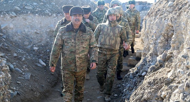 Министр обороны Азербайджана на передовой. Фото пресс-службы Минобороны, https://mod.gov.az