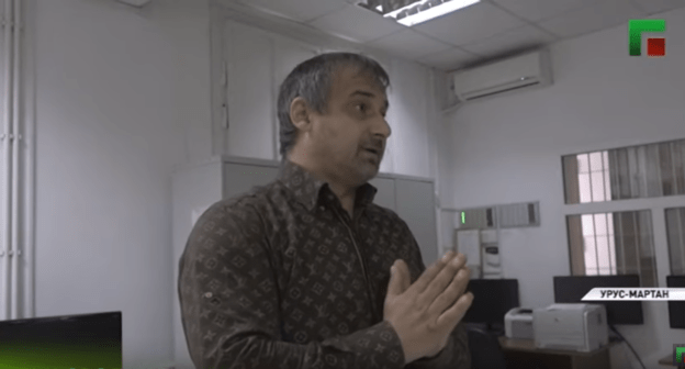 Аслан Садалиев. Стоп-кадр новостного выпуска ЧГТРК "Грозный" от 6 марта 2020 года, https://www.youtube.com/watch?v=fQkaNFjkkws