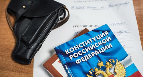 Кобура и Уголовный кодекс.  © Фото Елены Синеок, Юга.ру