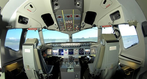 Кабина пилота самолета SSJ-100. Фото https://commons.wikimedia.org/wiki/Category:Sukhoi_Superjet_100