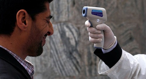 Проверка температуры. Фото: REUTERS/Mohammad Ismail